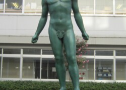 付属大阪仰星高等学校の「星を仰ぐ青年の像」