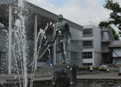 東海大学湘南校舎の「星を仰ぐ青年の像」