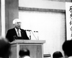 湖畔聖書学校で開講講義を行う松前