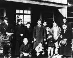 資プリ0023-062_1938年頃_望星学塾前_左から篠原、大久保、原島、信子夫人、平岡、平山温