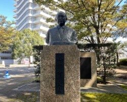 「山田守先生像」舟越保武が製作した胸像。3号館の前に設置されてる