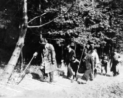 高尾山ハイキング(左が松前重義、その後篠原登)